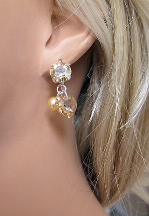 Boucle d'oreille douceur sucrée. Boucles dormeuses composées de perle nacrée et perle coeur de cristal scintillant Swarovski.