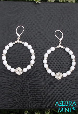 Créoles boule strass argentée, cristal de bohème, rondelle strass, strass Swarovski.  Boucle d'oreille ronde de 4,5 cm. Boucle d'oreille dans les tons argenté et blanc de 7cm de hauteur, dormeuses pour oreilles percées 1 paire.  Bijou haute fantaisie de marque Azebra Mint.  Boucles d'oreilles originales, un bijou de créateur de fabrication fr...