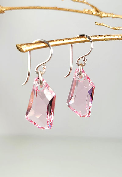 En argent massif, ces boucles d'oreilles avant-gardistes comportent un cristal Swarovski de forme très original. Ces boucles d'oreille roses sont très féminines et modernes. Ce bijou est un cadeau d'exception, élégant et fin. Longueur du bijou 4,2cm environ.