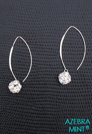 Boucle d'oreille ellipse, boule strass argentée. Boucle d'oreille dans les tons argenté et cristal transparent de 5cm de hauteur, crochet d'oreille pour oreilles percées. 1 paire.  Bijou haute fantaisie de marque Azebra Mint.  Boucles d'oreilles originales, un bijou de créateur de fabrication française.