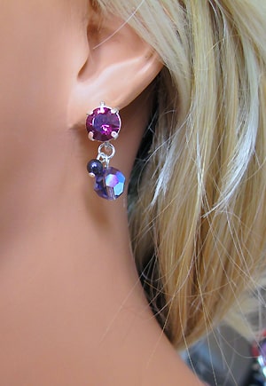 Boucles d'oreilles parfum de violette. Boucles dormeuses en cristal scintillant violet-bleu et améthyste, perles nacrées violettes Swarovski.