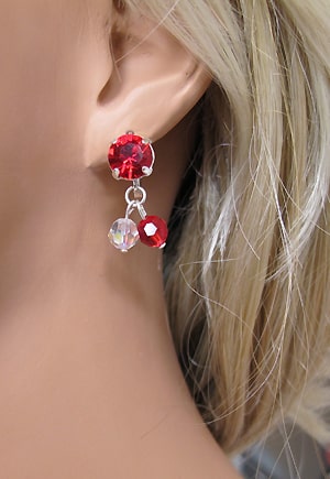 Boucles d'oreille rouge merveille. Boucles dormeuses en cristal blanc et rouge scintillant Swarovski.