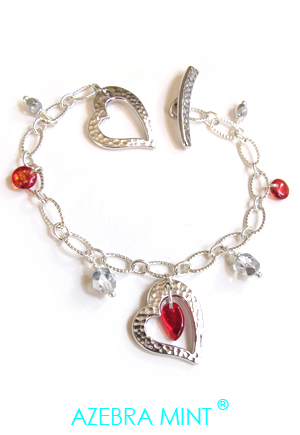 Bracelet coeur rouge Anduze. Bracelet argenté à pendentif rouge en verre travaillé et pendentif coeur martelé coloris argent. Ce bracelet est muni d'un charmant fermoir martelé en forme de coeur. Ce bracelet est composé d'une chaîne argentée et d'un pendentif coeur de 22mm recouverts d'argent véritable, de perles en verre rouge éclatant et...