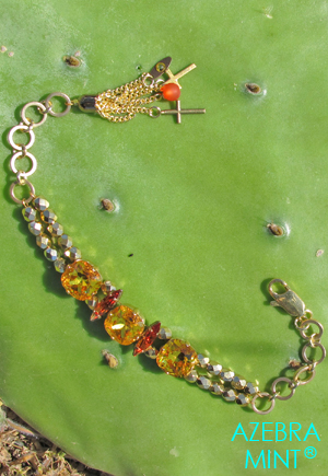 Bracelet porte bonheur, étincelant, cristal Swarovski et cristal de bohème.  Bracelet dans les tons doré, marron, orange et jaune réglable de 25 cm de longueur et réglable de 16 à 20 cm de longueur. 1 pièce.  Bijou haute fantaisie de marque Azebra Mint.  Bracelet cristal Swarovski, un bijou de créateur de fabrication française.