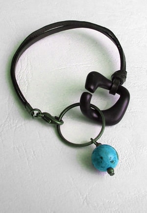 Bracelet en turquoise véritable et cuir chocolat, très mode, de 18,50cm environ (autres longueurs possibles sur demande). Bijou fantaisie haut de gamme dans les tons naturels. Sans nickel, hypoallergénique. Bijou de créateur fabriqué en France.