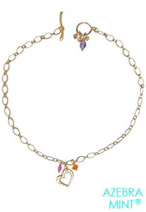 Collier coeur Tutti frutti. Collier doré à pendentif coeur travaillé et petites perles multicolores. Ce collier est muni d'un charmant fermoir à breloques coeur, fleur et spirale. Ce collier est composé d'une chaîne dorée et d'un pendentif coeur de 25mm recouverts d'or véritable, de perles en verre rose fuchsia, orange vif et violet irisé....