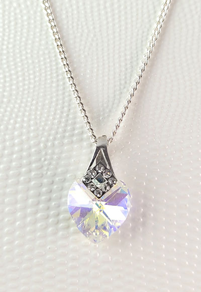 Infiniment poétique, un coeur en cristal irisé Swarovski orne ce collier classique et original à la fois. Ce bijou se compose également d'une chaine gourmette plaquée argent. Un cadeau féminin qui plaît beaucoup. Longueur du bijou 40cm environ.