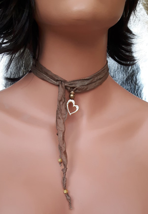 Collier coeur ras du cou sur soie Brun moka Soie