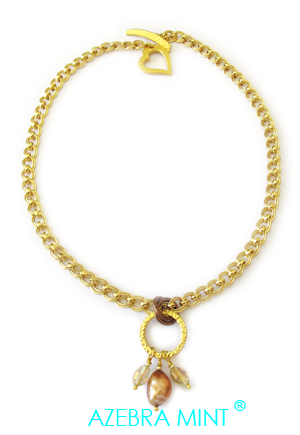 Collier Perle d'eau douce Champagne. Collier composé d'une chaine doubles maillons soudés, dorée à l'or fin et d'un fermoir coeur charmant. Notez que chaque perle d'eau douce est unique et comporte des différences de couleur et de forme. Longueur de chaîne 42cm environ. Bijou haute fantaisie de marque Azebra Mint. Bijou luxe de fabrication fr...