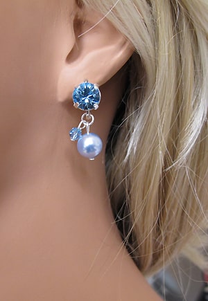 Dormeuses clapotis perlé. Boucles d'oreille de perles de cristal scintillant bleu clair et perles nacrées bleues Swarovski.